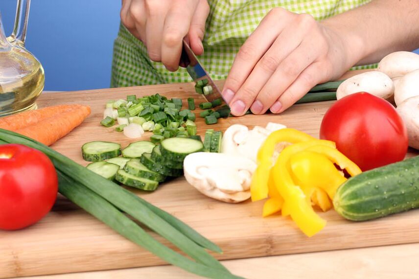 Dukan diyetinin Cruise aşamasına sebze salatası hazırlamak