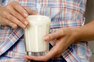 Bir kız kefir yiyerek kilo verir